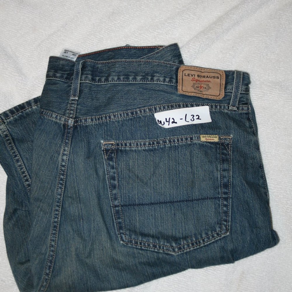 Levis Jeans Signature 42 x32